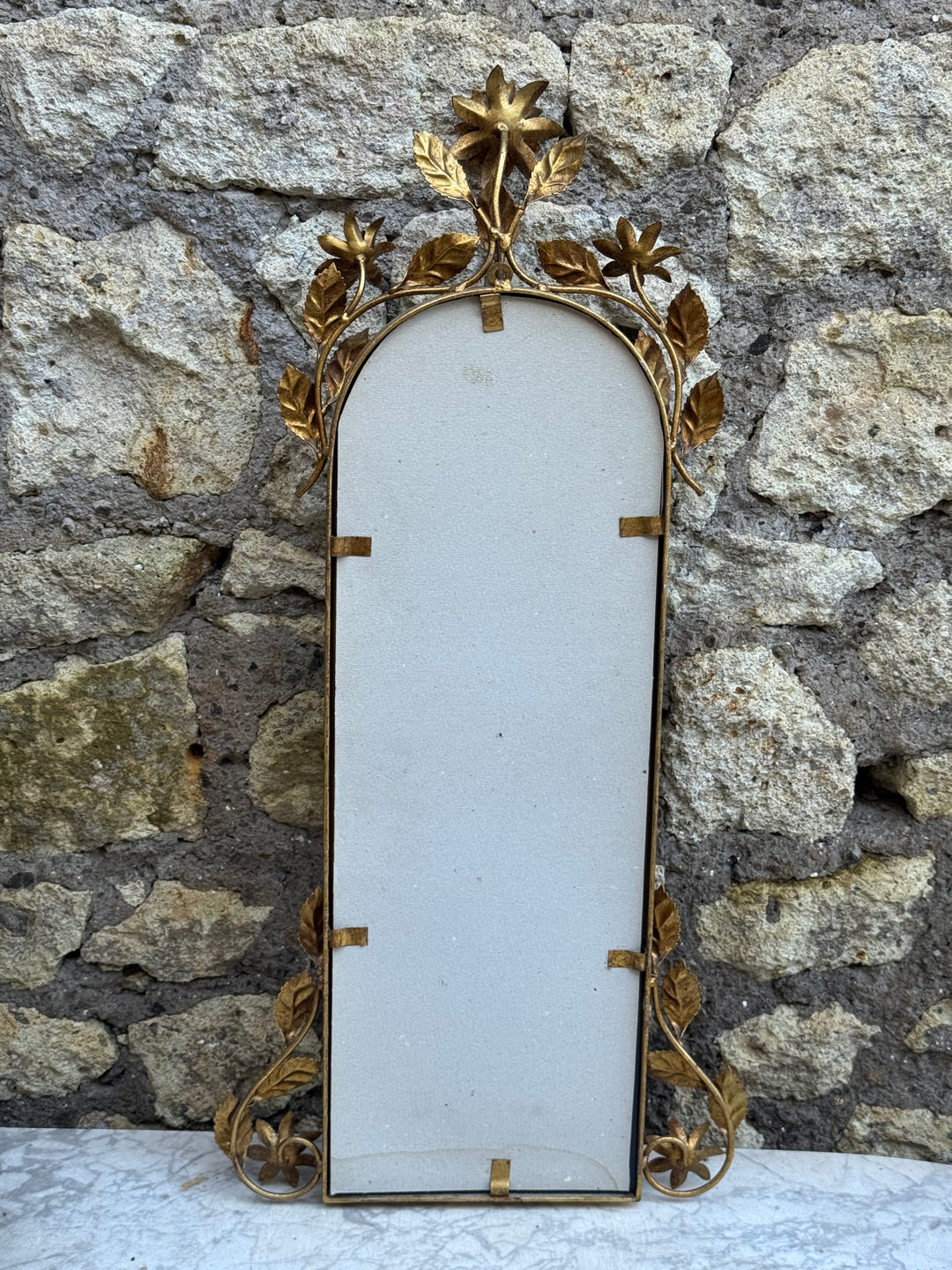 Specchio vintage in metallo dorato con fiori e foglie