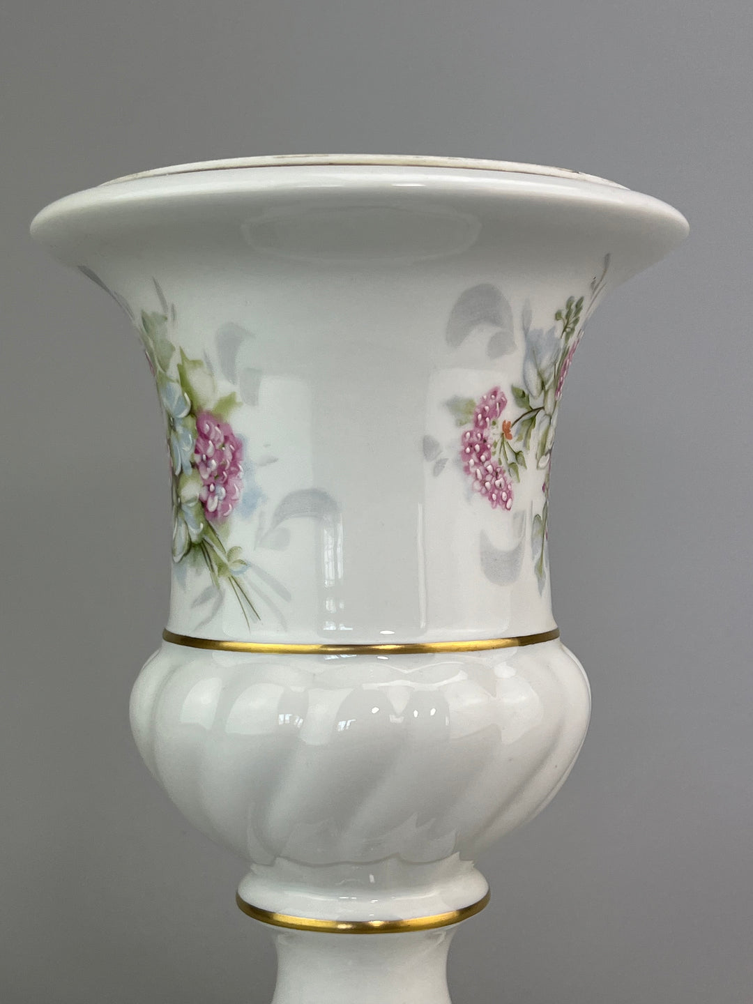 Vaso in porcellana Limoges France con decoro floreale rosa e blu
