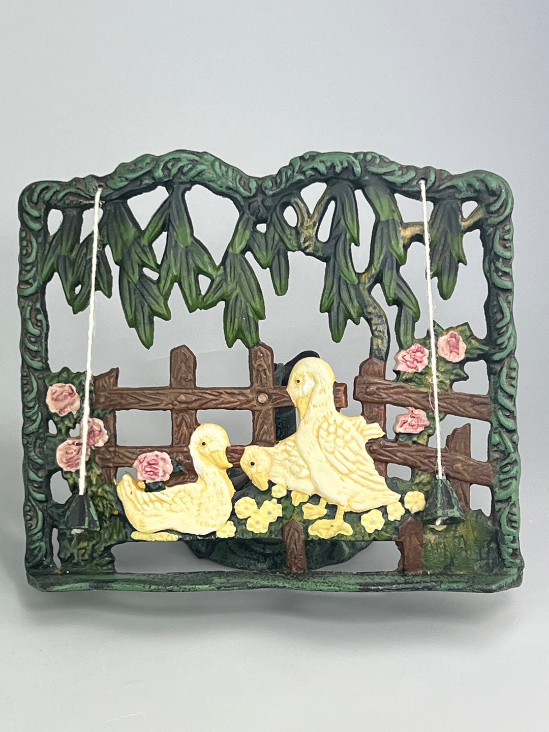 Leggio vintage in ghisa decorata scena con papere