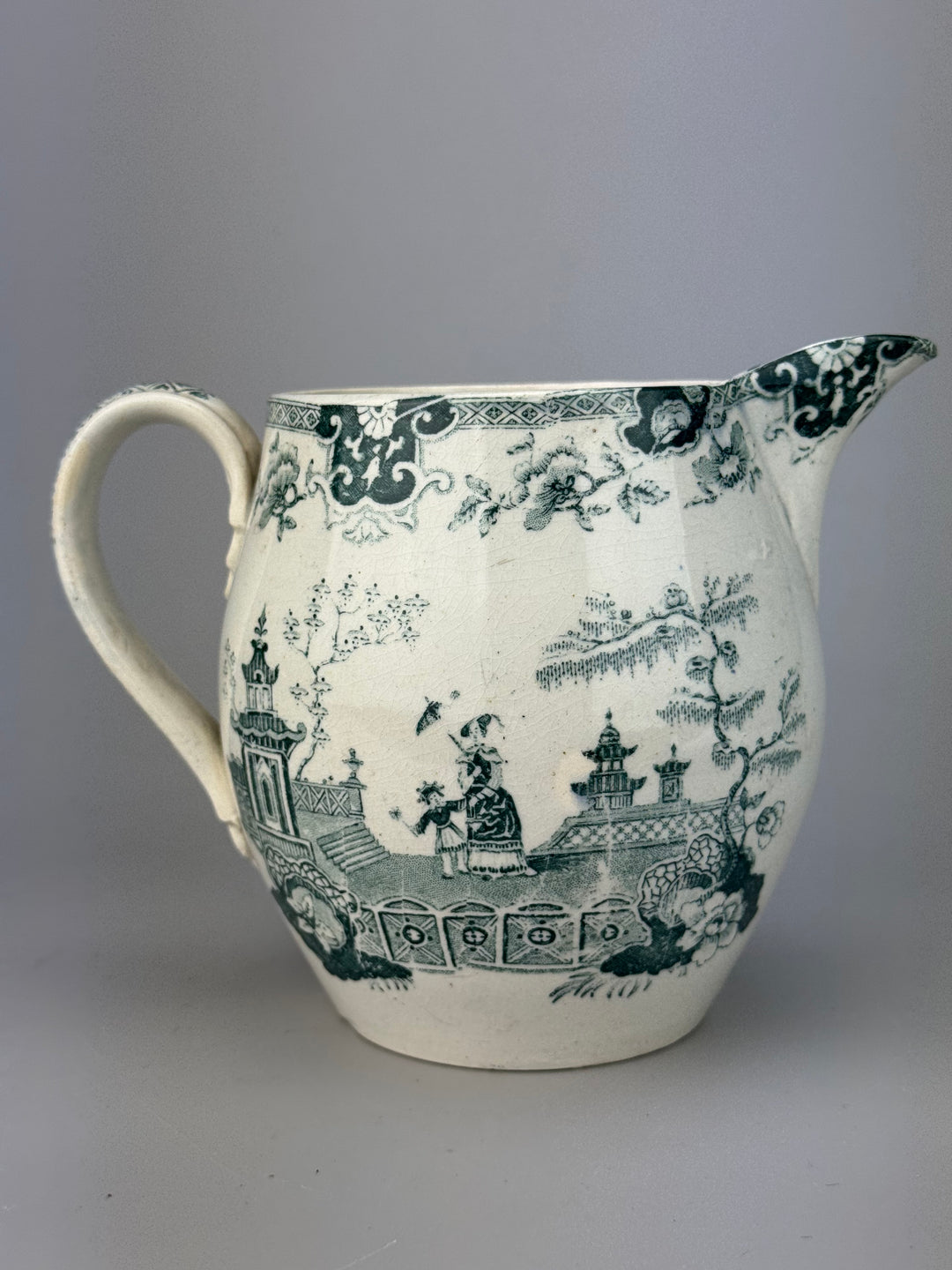 Brocca in ceramica con decoro orientale verde