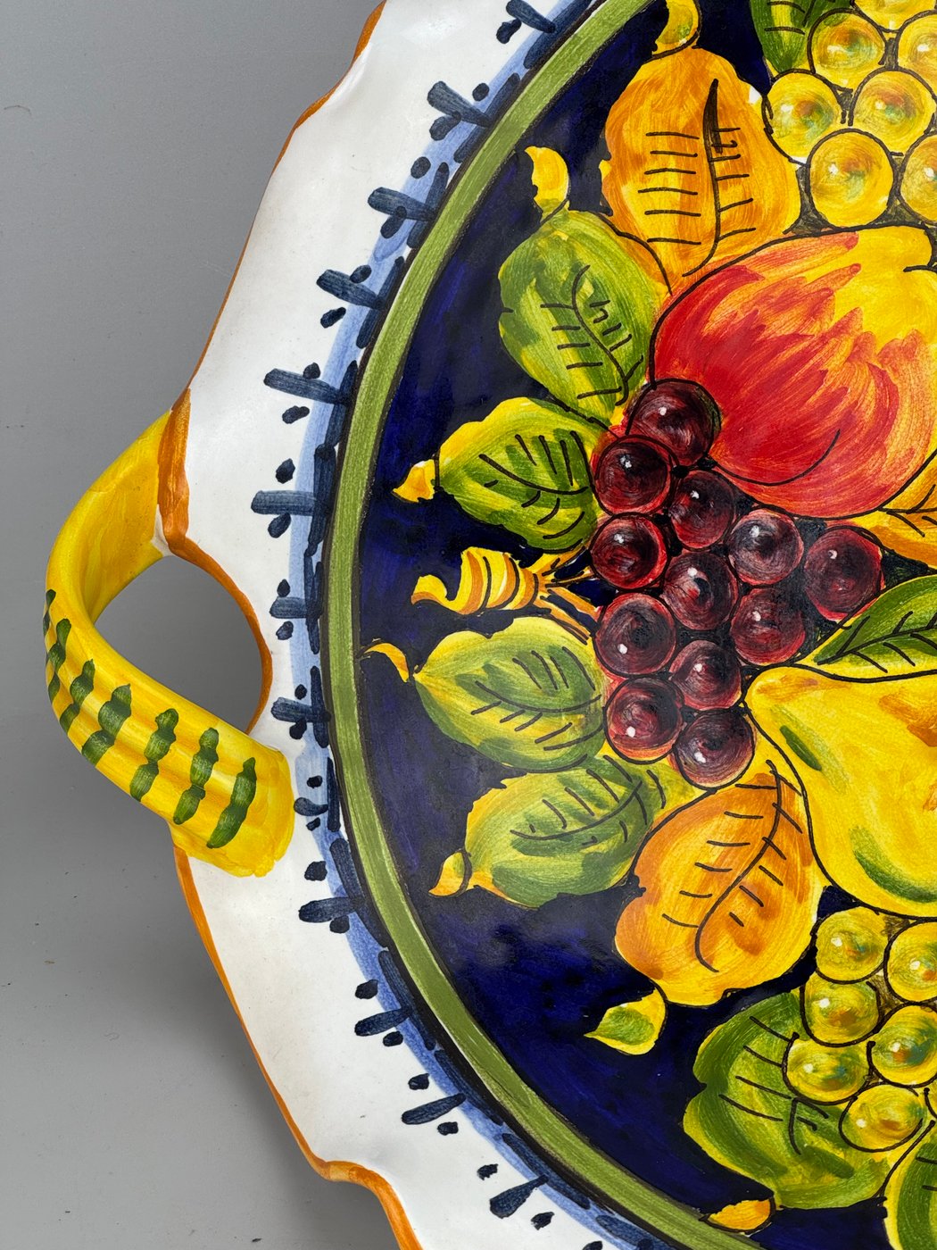 Centrotavola in ceramica dipinta a mano Deruta con decoro frutta con manici