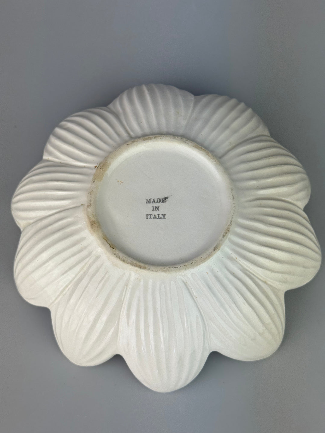Piattino svuotatasche vintage a forma di fiore in porcellana bianca Made in Italy