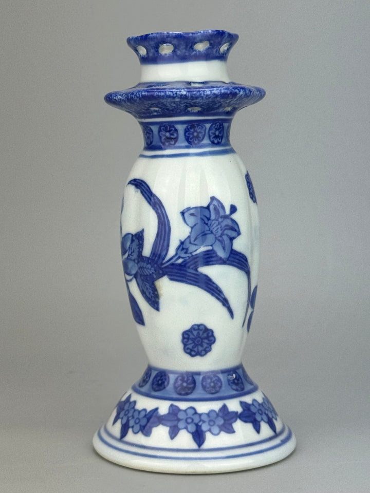 Coppia Portacandele in porcellana bianca e blu decoro floreale stile orientale