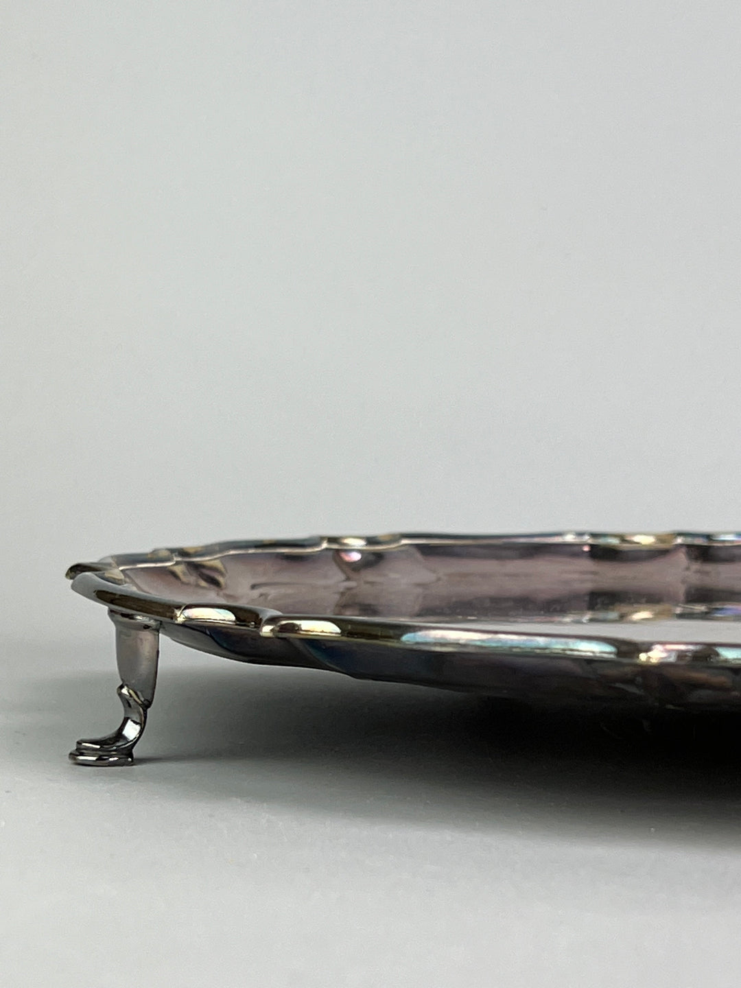 Vassoio rialzato vintage in metallo silverplated con bordo sagomato e piedini