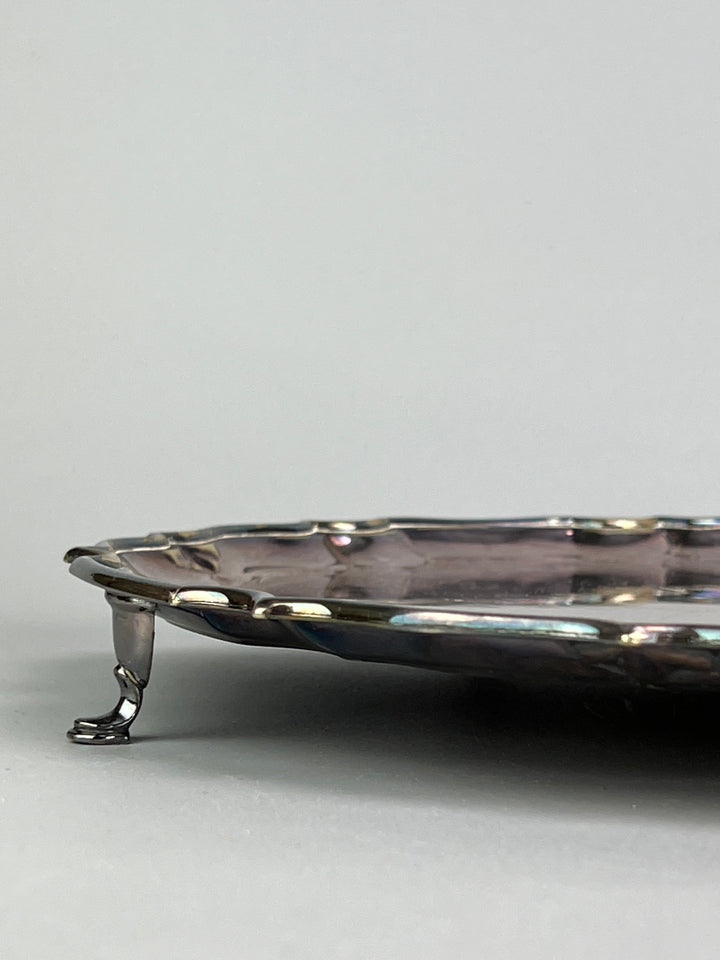 Vassoio rialzato vintage in metallo silverplated con bordo sagomato e piedini
