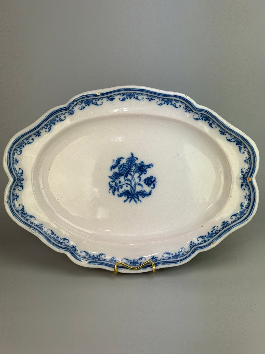 Vassoio vintage in ceramica bianca con decoro floreale blu