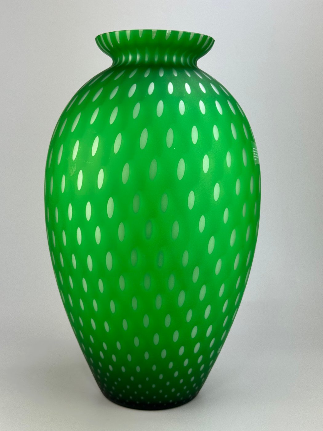 Vaso in vetro di Murano verde smeraldo a pois bianchi soffiato a mano anni ’70