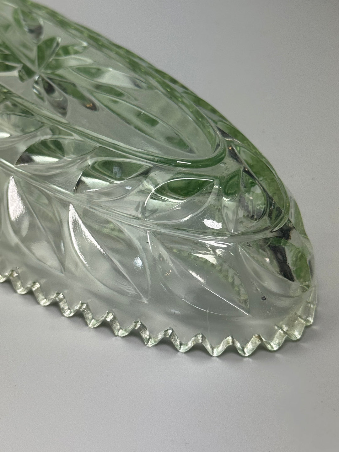 Vassoietto ovale vintage in vetro verde lavorato