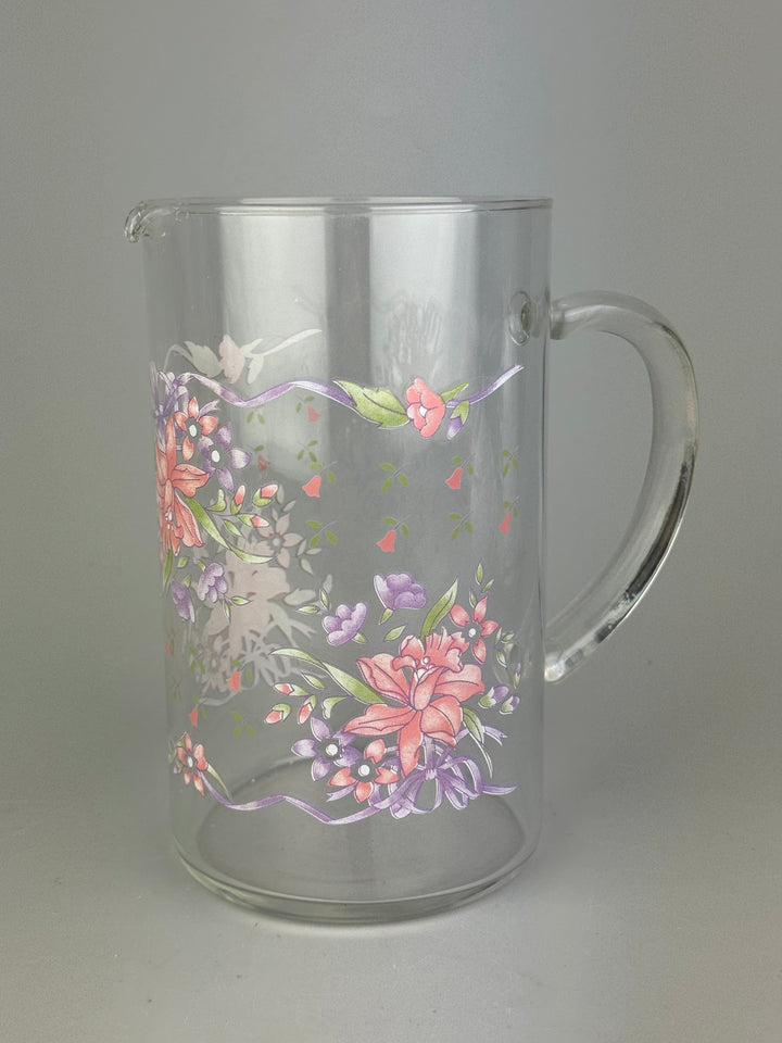 Brocca vintage in vetro trasparente con decorazione floreale rosa e lilla