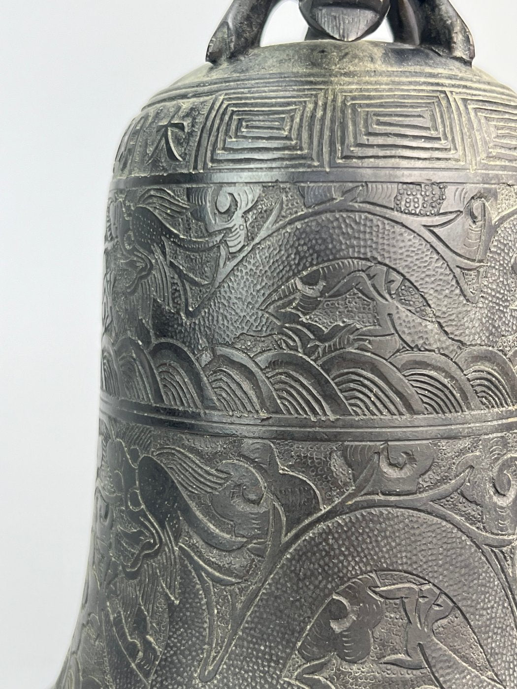 Campana cinese in bronzo con iscrizioni e decori a rilievo XX secolo