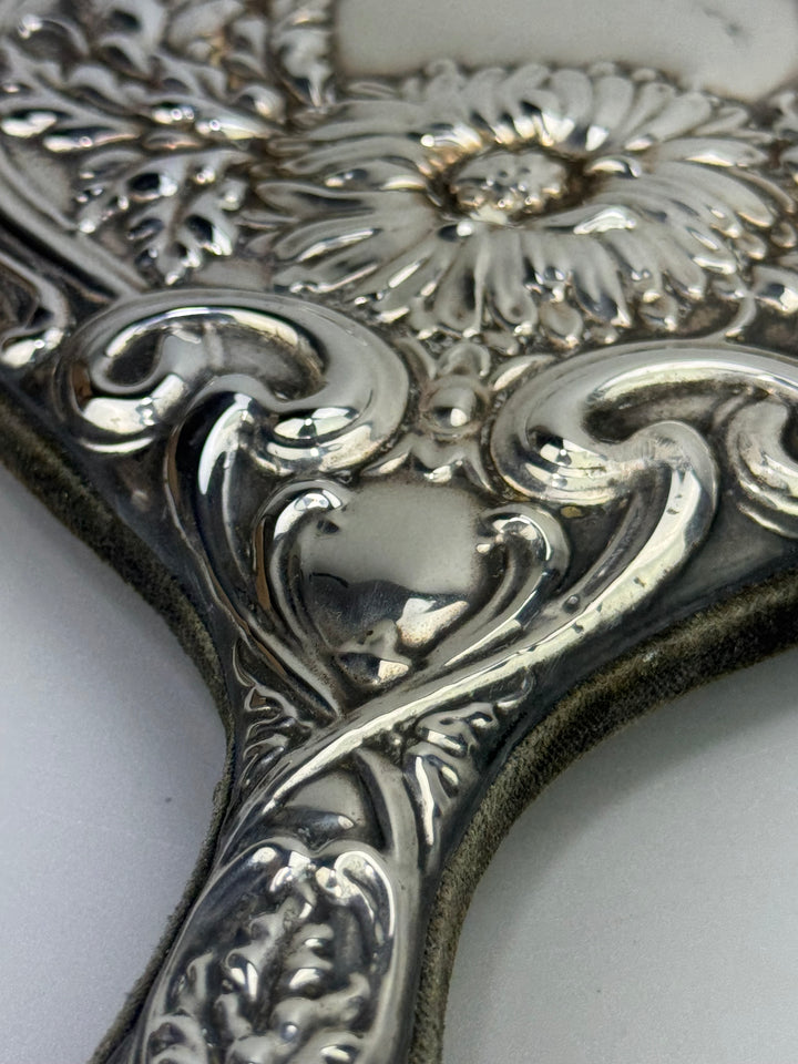 Specchietto da mano in argento cesellato decoro floreale Liberty