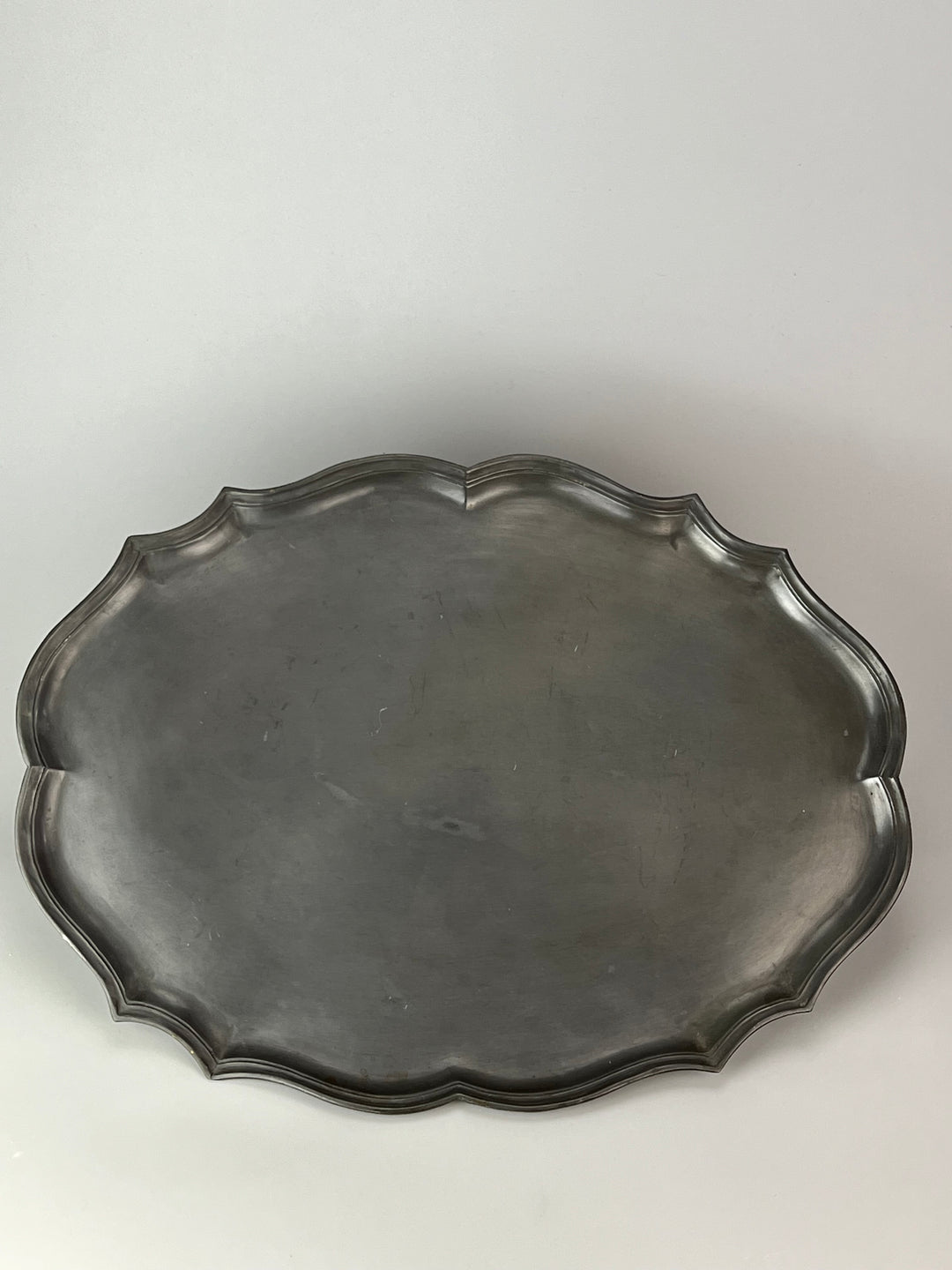 Set di Vassoi Piatti in peltro vintage con bordo sagomato