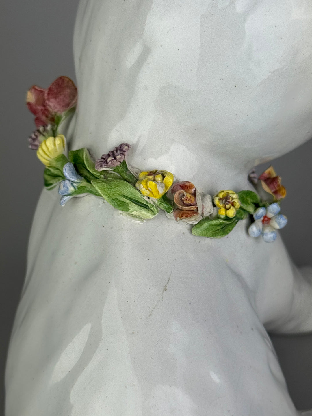 Statua Gatto decorativo vintage in ceramica italiana con fiori applicati