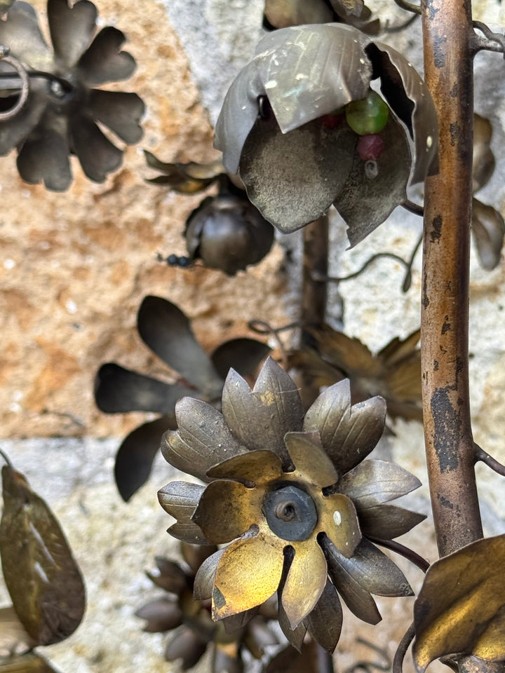 Lampadario vintage in ferro dorato con decori floreali