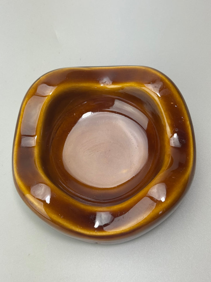 Coppia di Posacenere Mid-Century in ceramica smaltata color ambra
