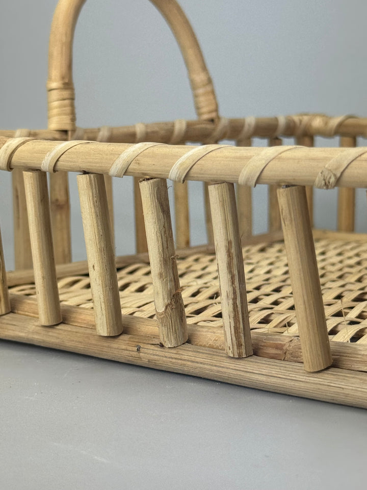 Vassoio rettangolare in rattan con manici