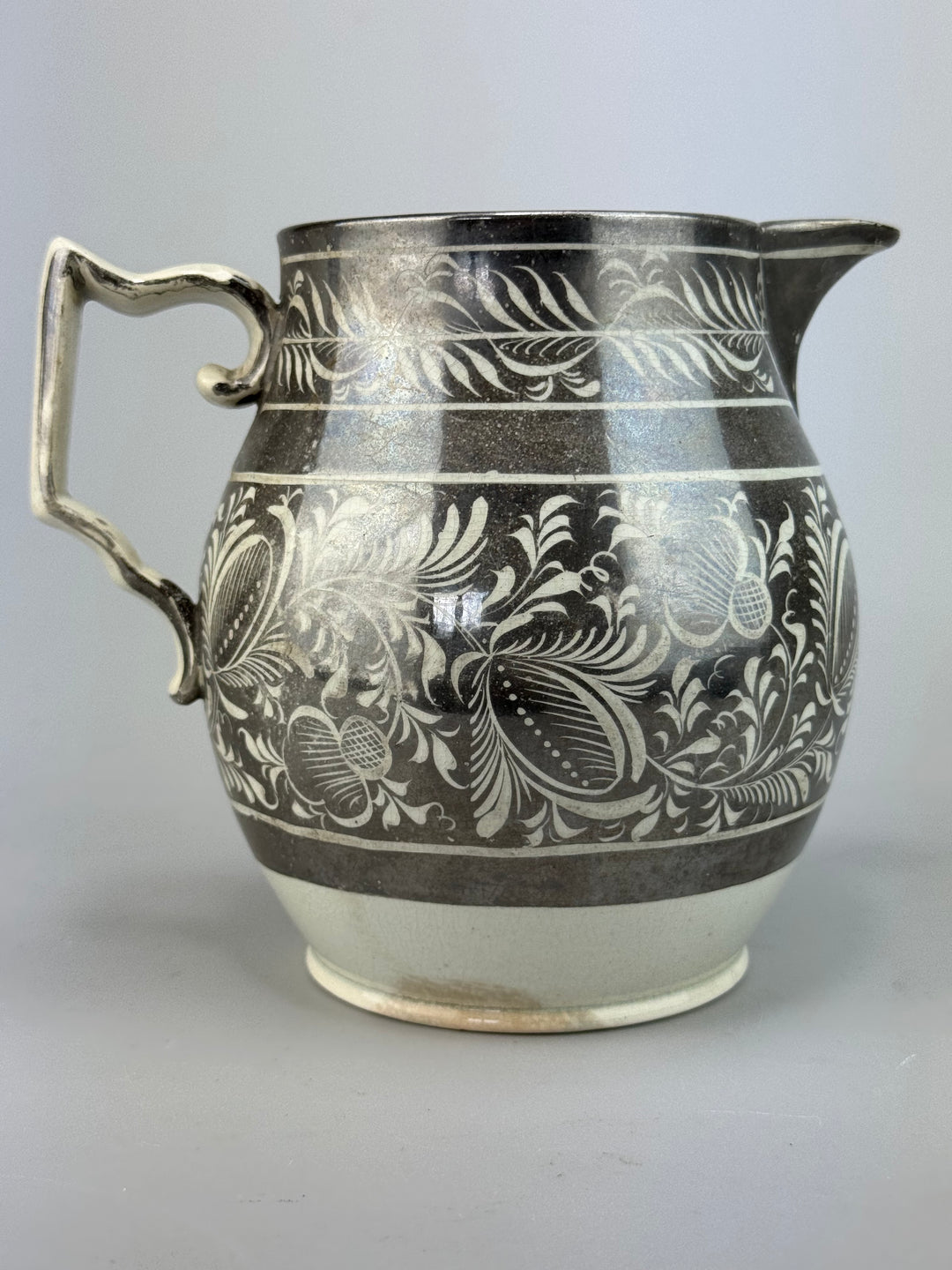 Brocca in ceramica con decoro argentato floreale