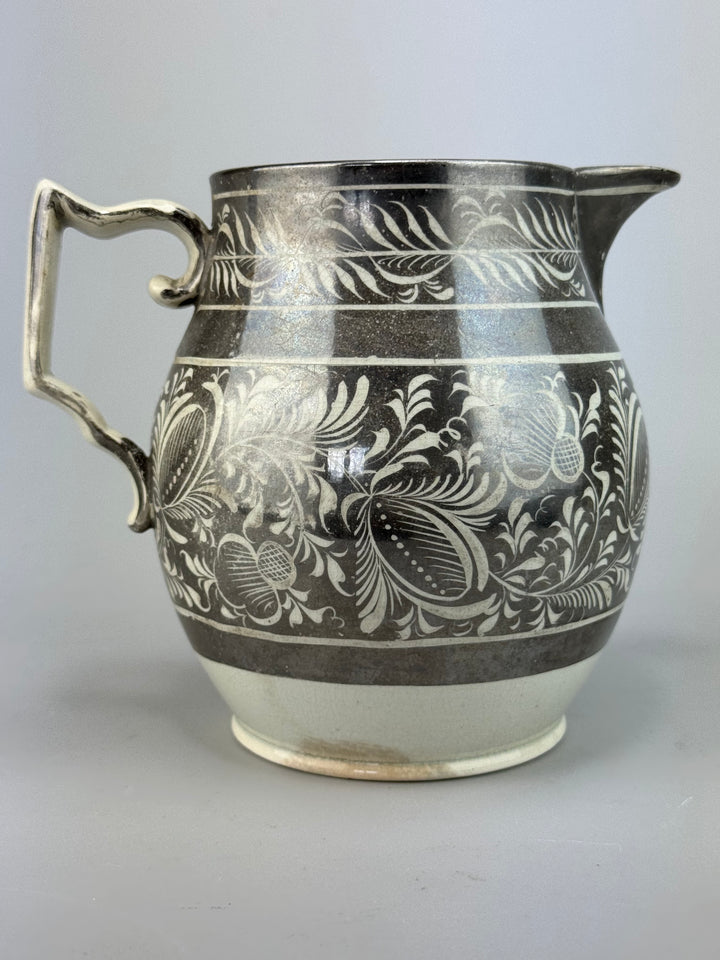 Brocca in ceramica con decoro argentato floreale