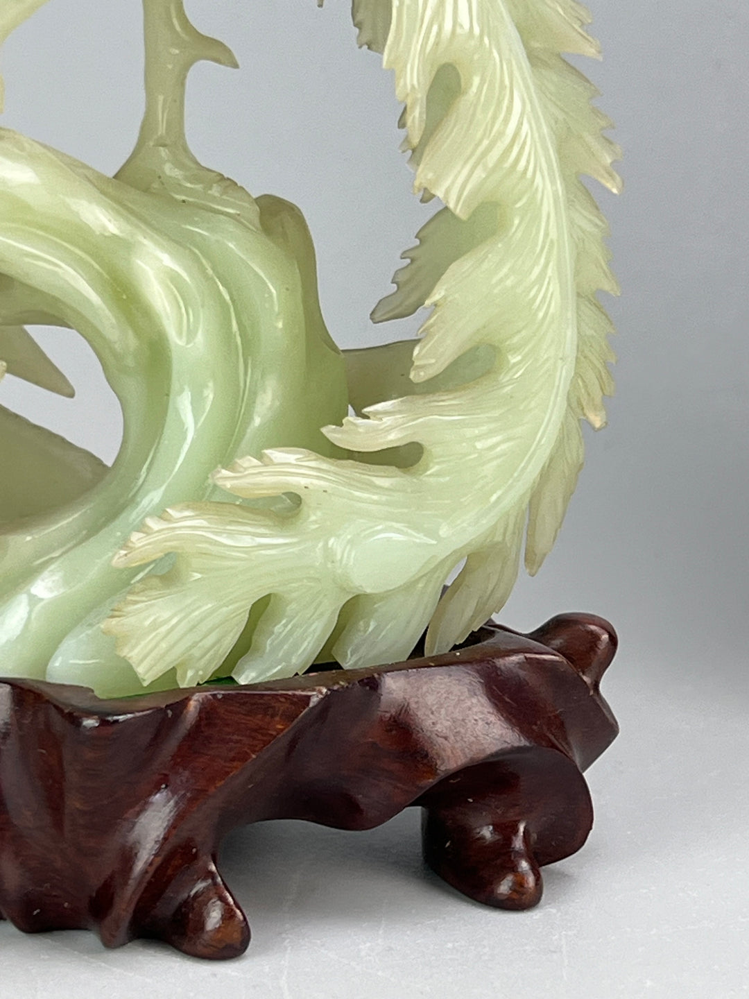 Scultura orientale in giada, Fenice su base in legno intagliato