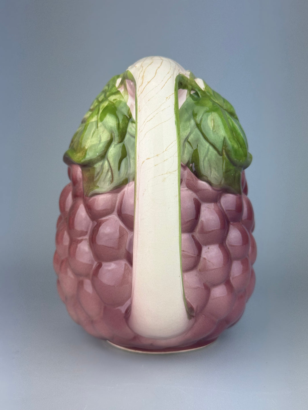 Brocca vintage in ceramica a forma di grappolo d’uva rosa e verde