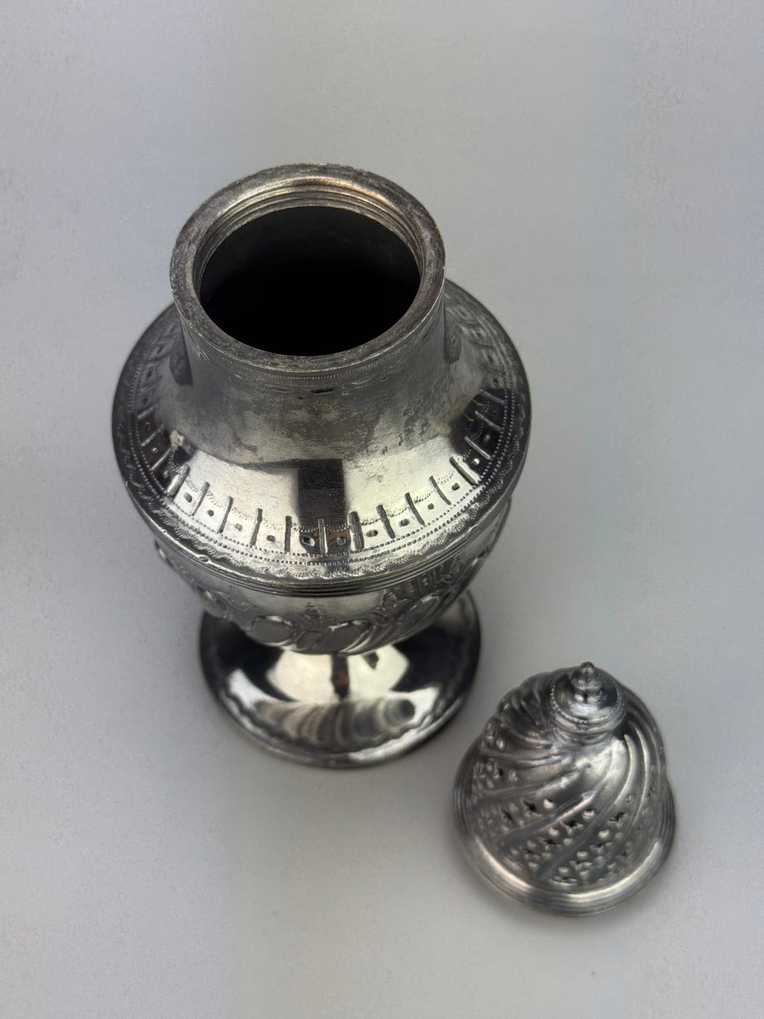 Spargizucchero inglese vintage in silverplate lavorato