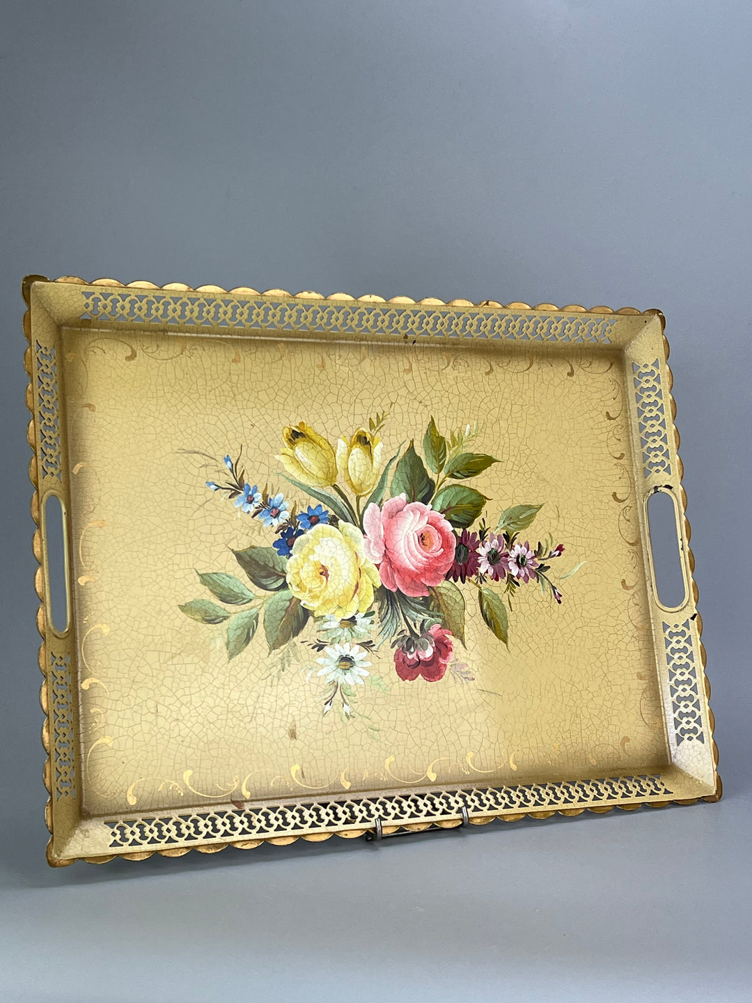 Vassoio in Metallo con Fiori Dipinti a Mano e Bordo traforato – Stile Vintage