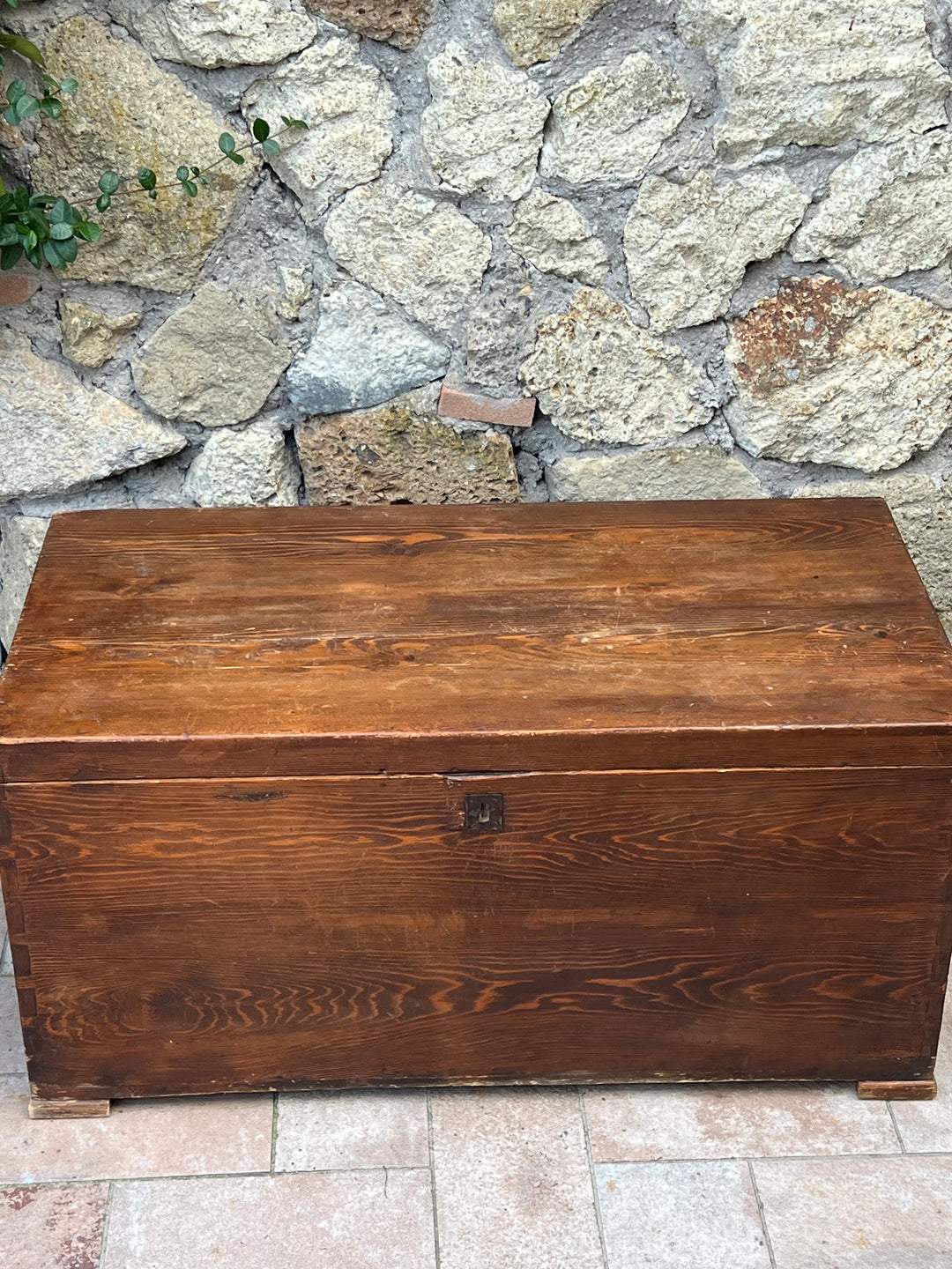 Baule antico in legno massello con maniglie laterali Italia, inizio ‘900