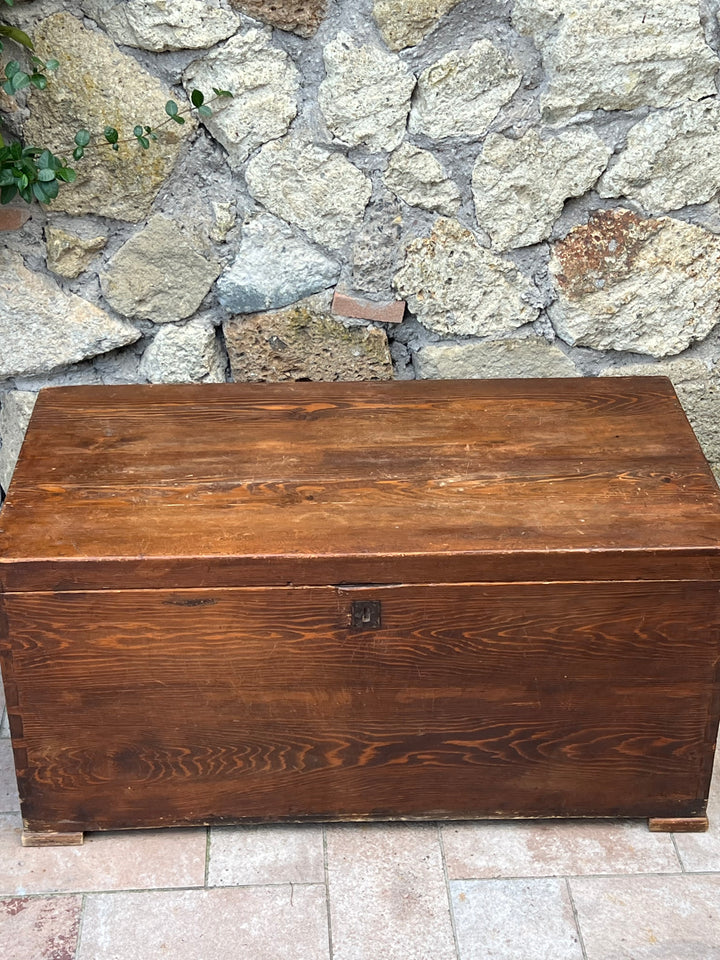 Baule antico in legno massello con maniglie laterali Italia, inizio ‘900