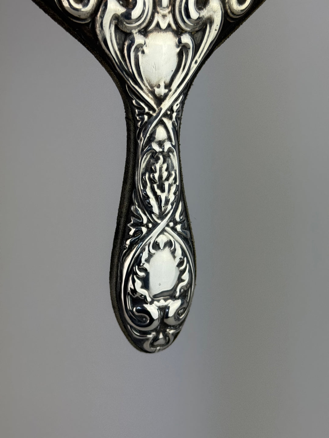 Specchietto da mano in argento cesellato decoro floreale Liberty