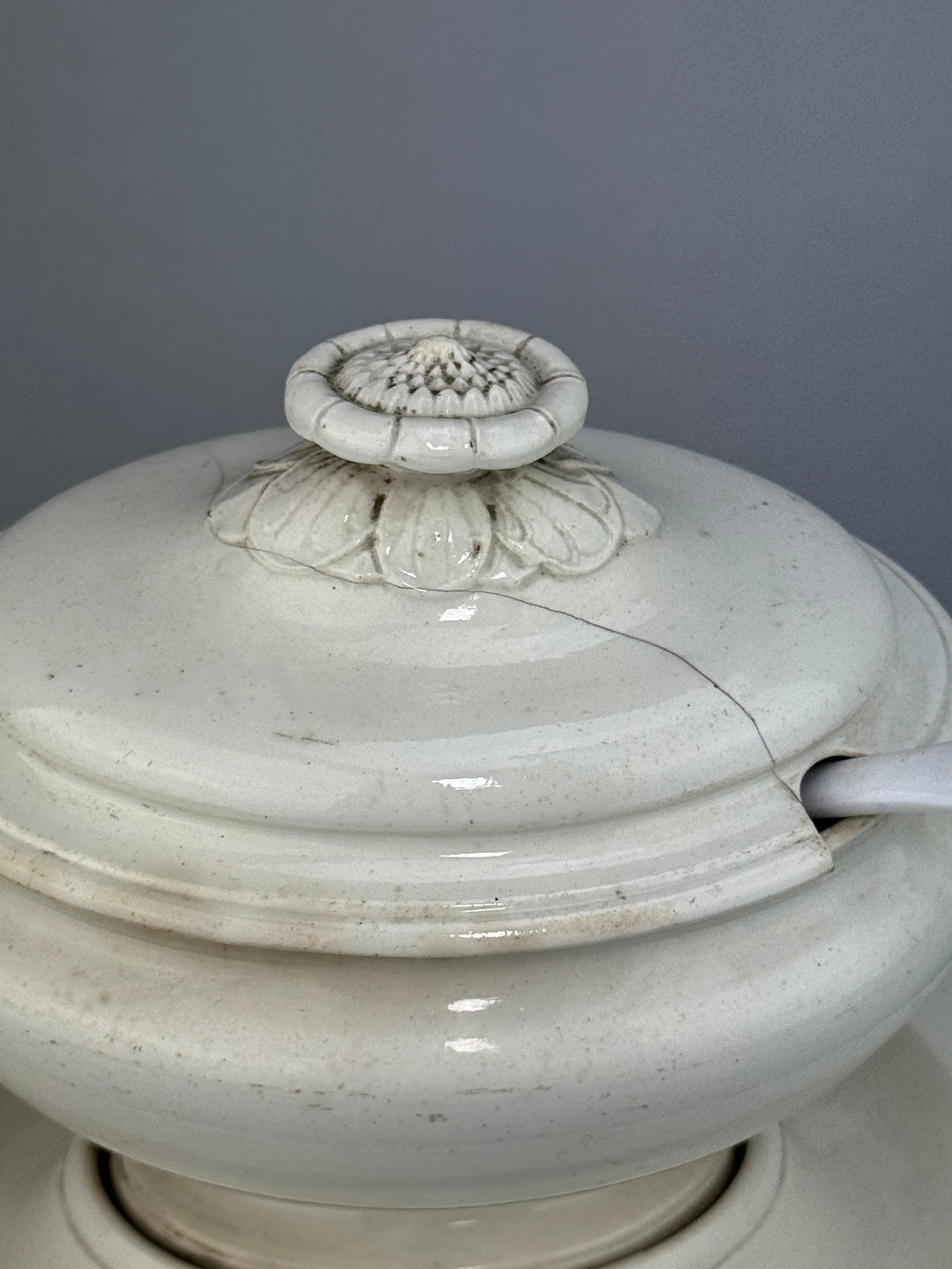 Zuppiera in ceramica Wedgwood bianca con cucchiaio vintage
