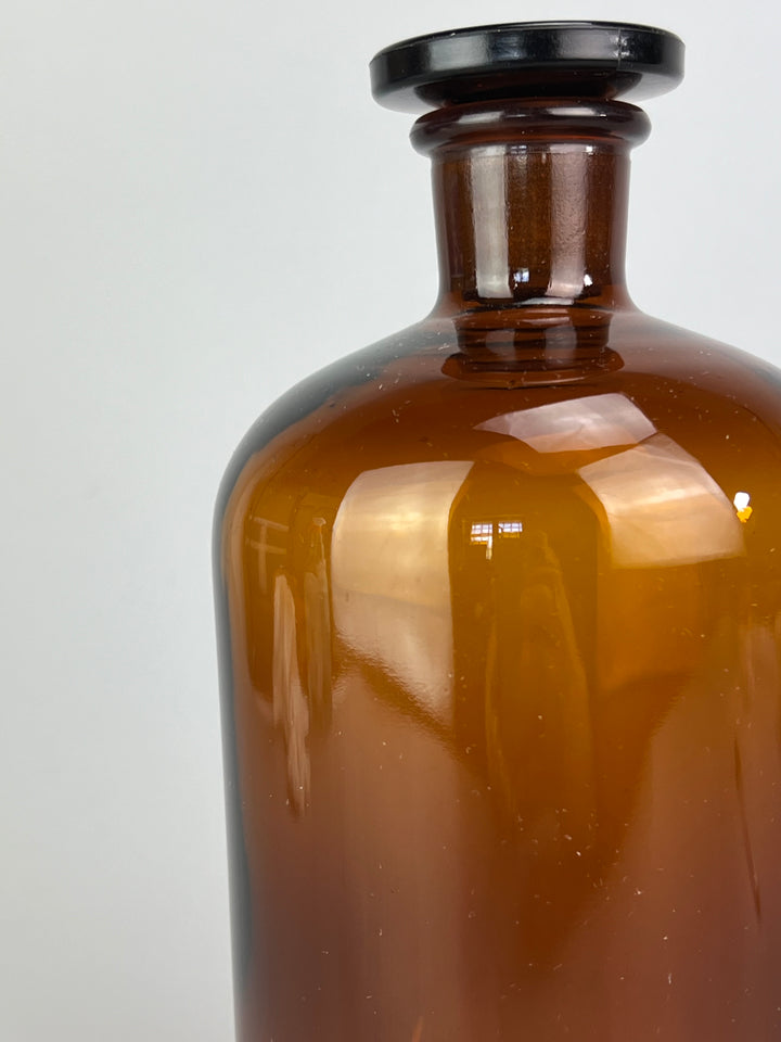 Bottiglia da Farmacia in Vetro Ambrato – Vintage con Tappo Originale