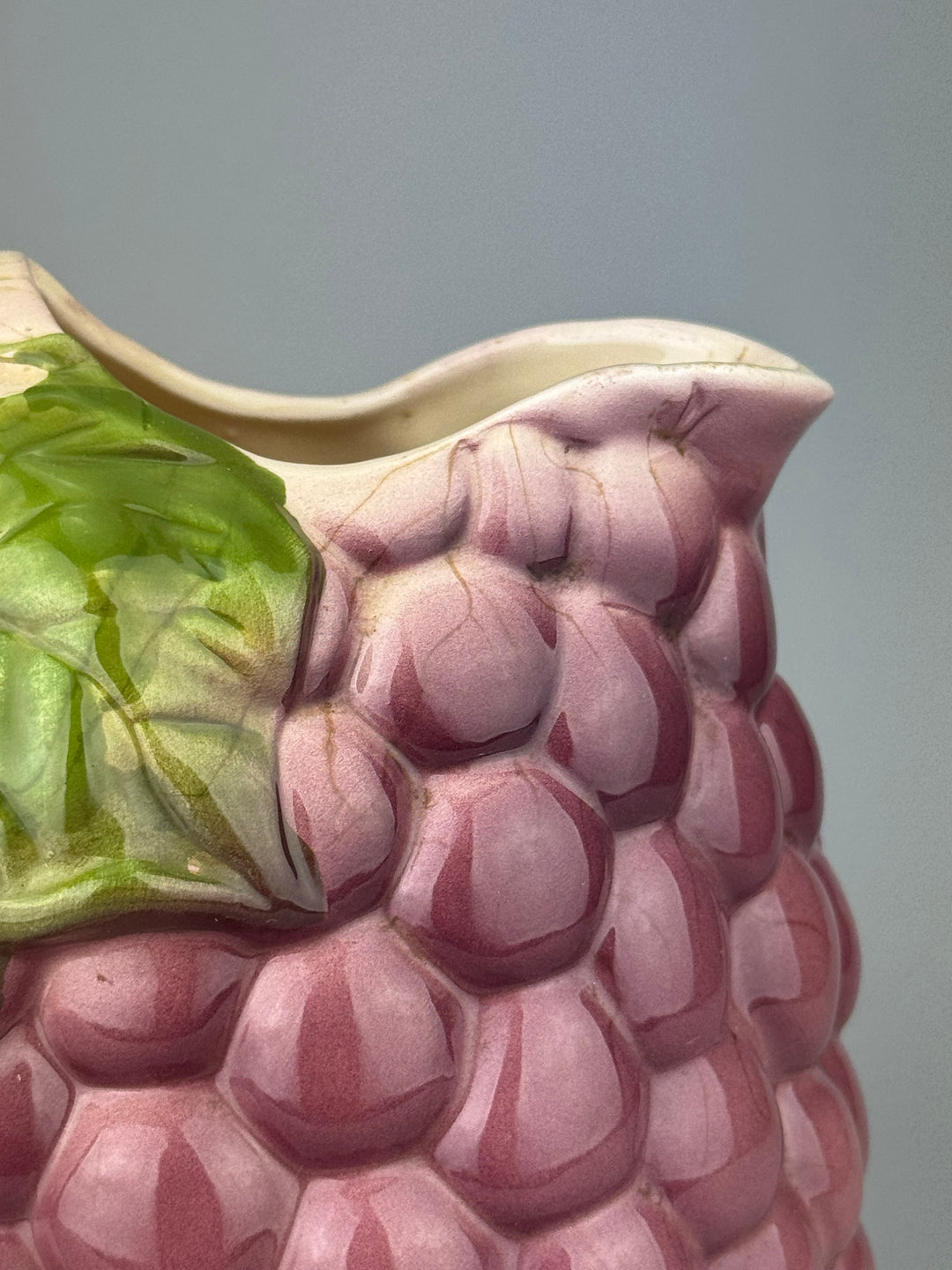Brocca vintage in ceramica a forma di grappolo d’uva rosa e verde