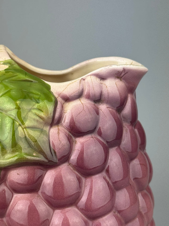 Brocca vintage in ceramica a forma di grappolo d’uva rosa e verde