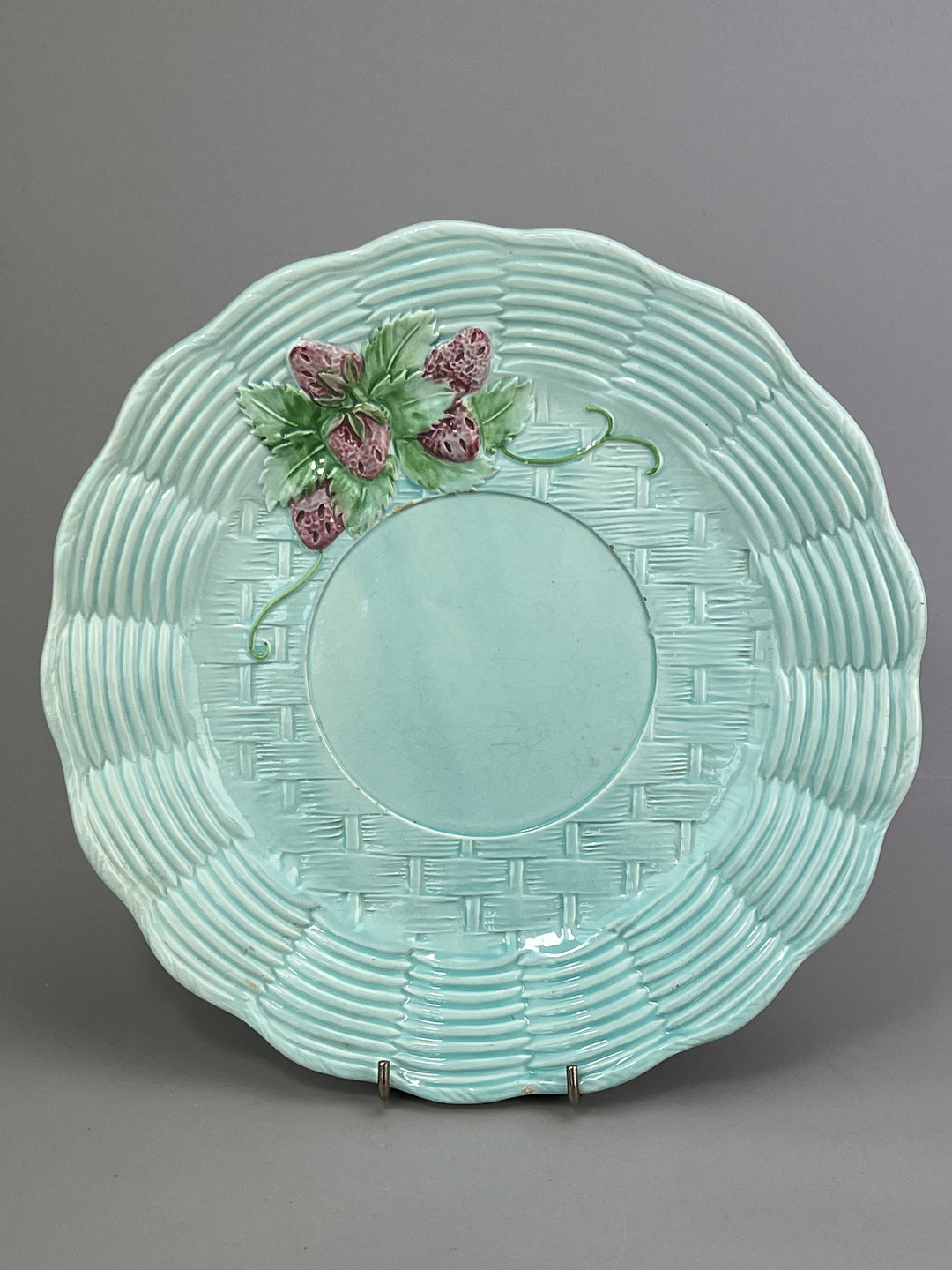 Piatto decorativo in ceramica azzurra con fragole in rilievo