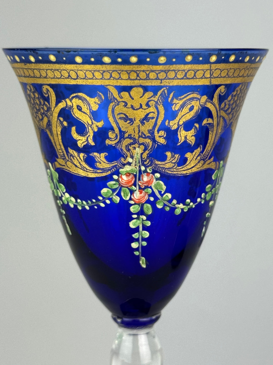 Coppia di calici vintage in vetro blu cobalto con decori dorati e floreali