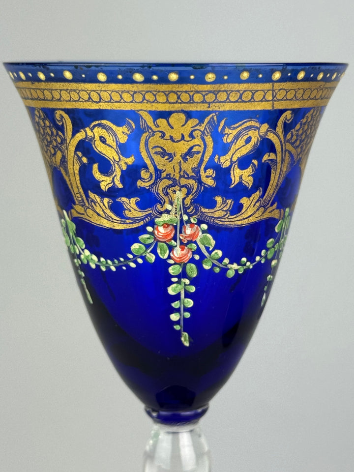 Coppia di calici vintage in vetro blu cobalto con decori dorati e floreali