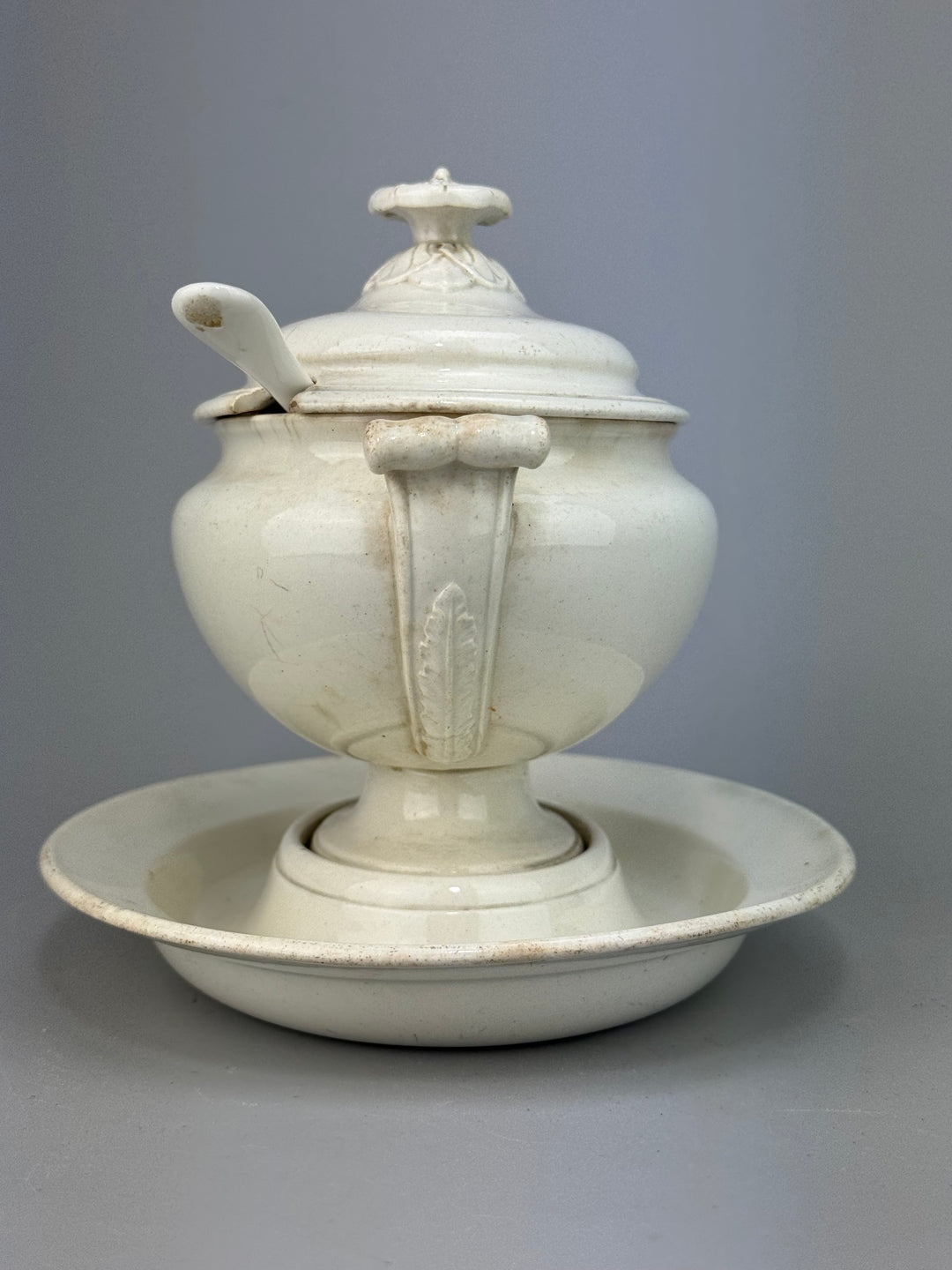 Zuppiera in ceramica Wedgwood bianca con cucchiaio vintage