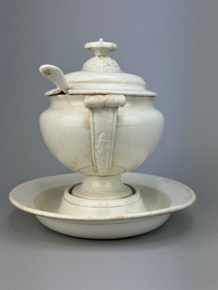 Zuppiera in ceramica Wedgwood bianca con cucchiaio vintage