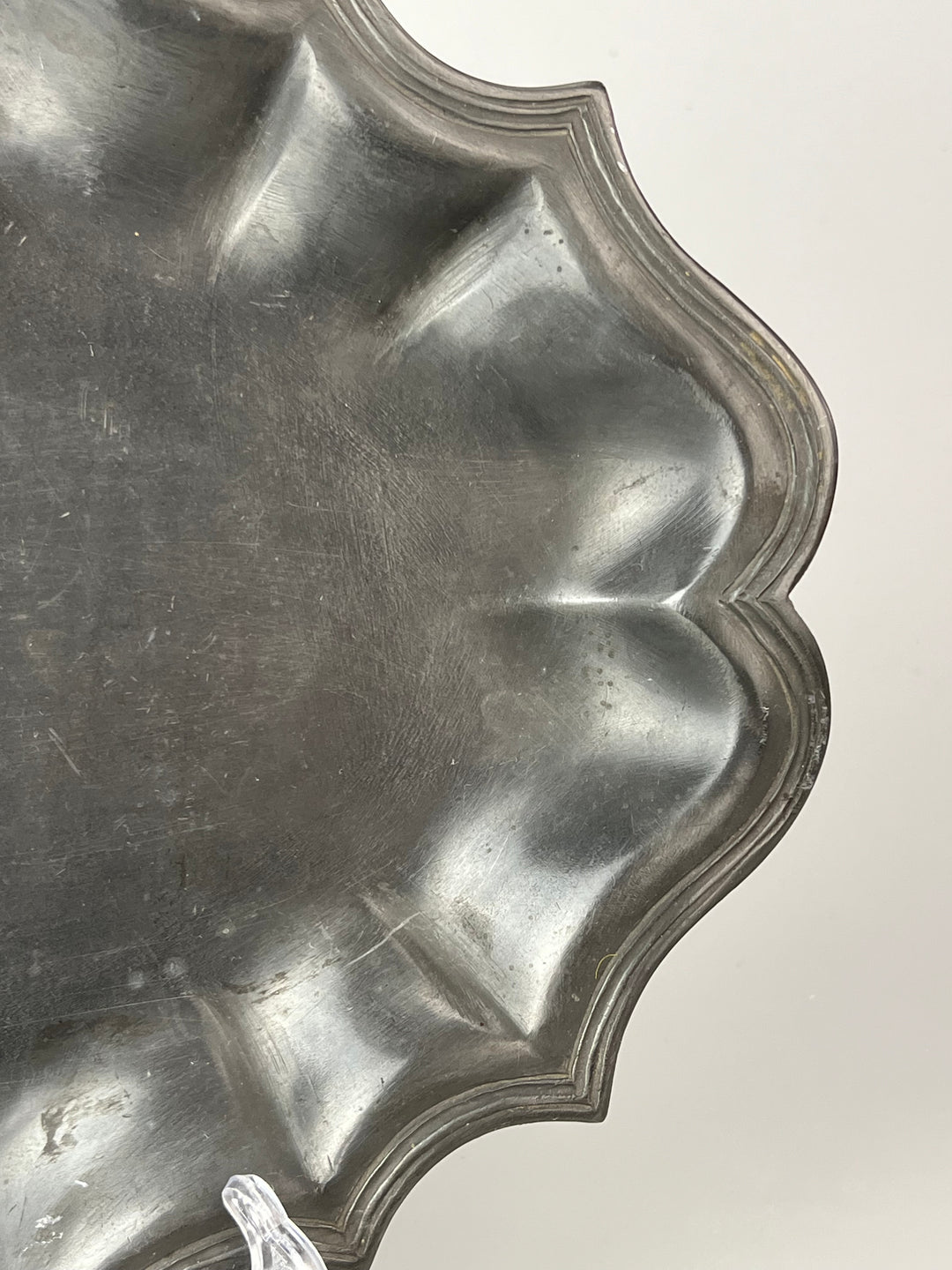 Vassoio in Peltro con Bordo Sagomato – Vintage Rustico