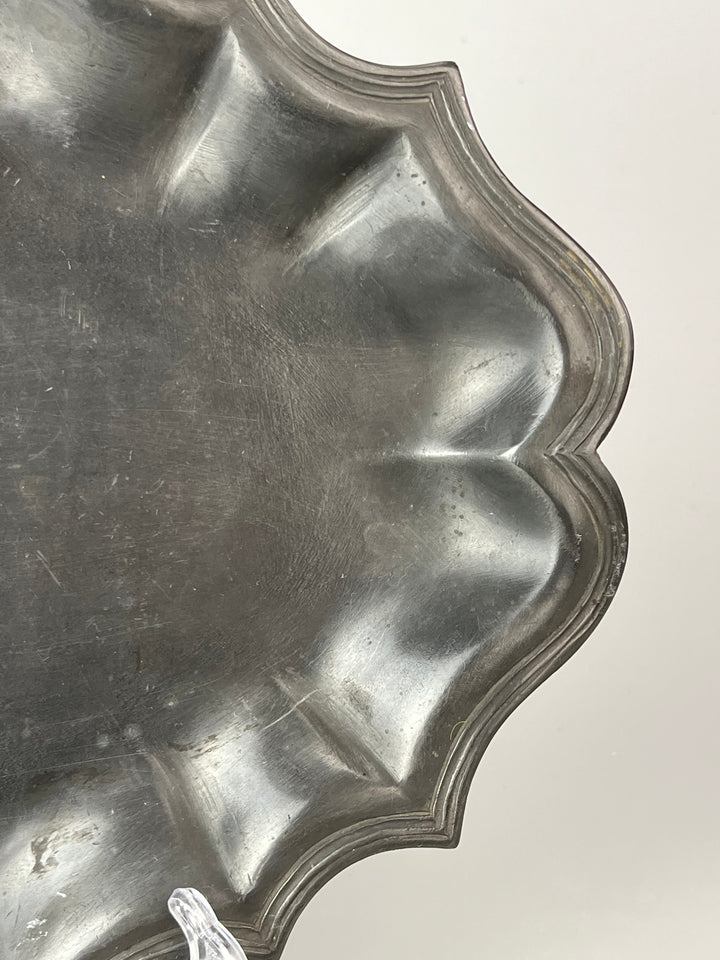 Vassoio in Peltro con Bordo Sagomato – Vintage Rustico