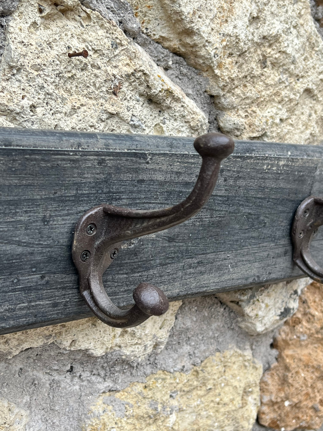Appendiabiti da Muro in Legno e Ferro – 4 Ganci Stile Rustico Industriale