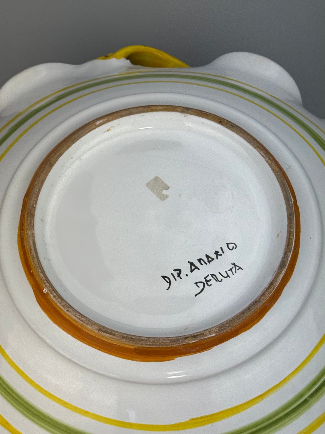 Centrotavola in ceramica dipinta a mano Deruta con decoro frutta con manici