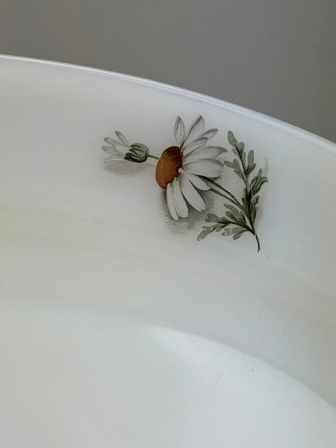 Vassoio Vintage Arcopal France in vetro opalino con decoro margherite