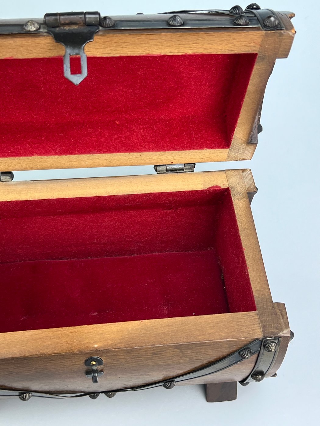 Bauletto vintage in legno e metallo con interno in velluto rosso