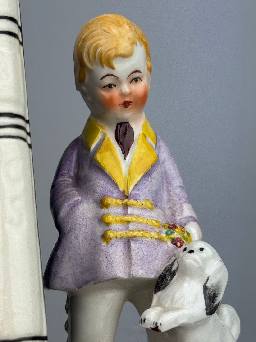 Coppia di fermalibri vintage in porcellana dipinta con bambini e cagnolini metà XX secolo