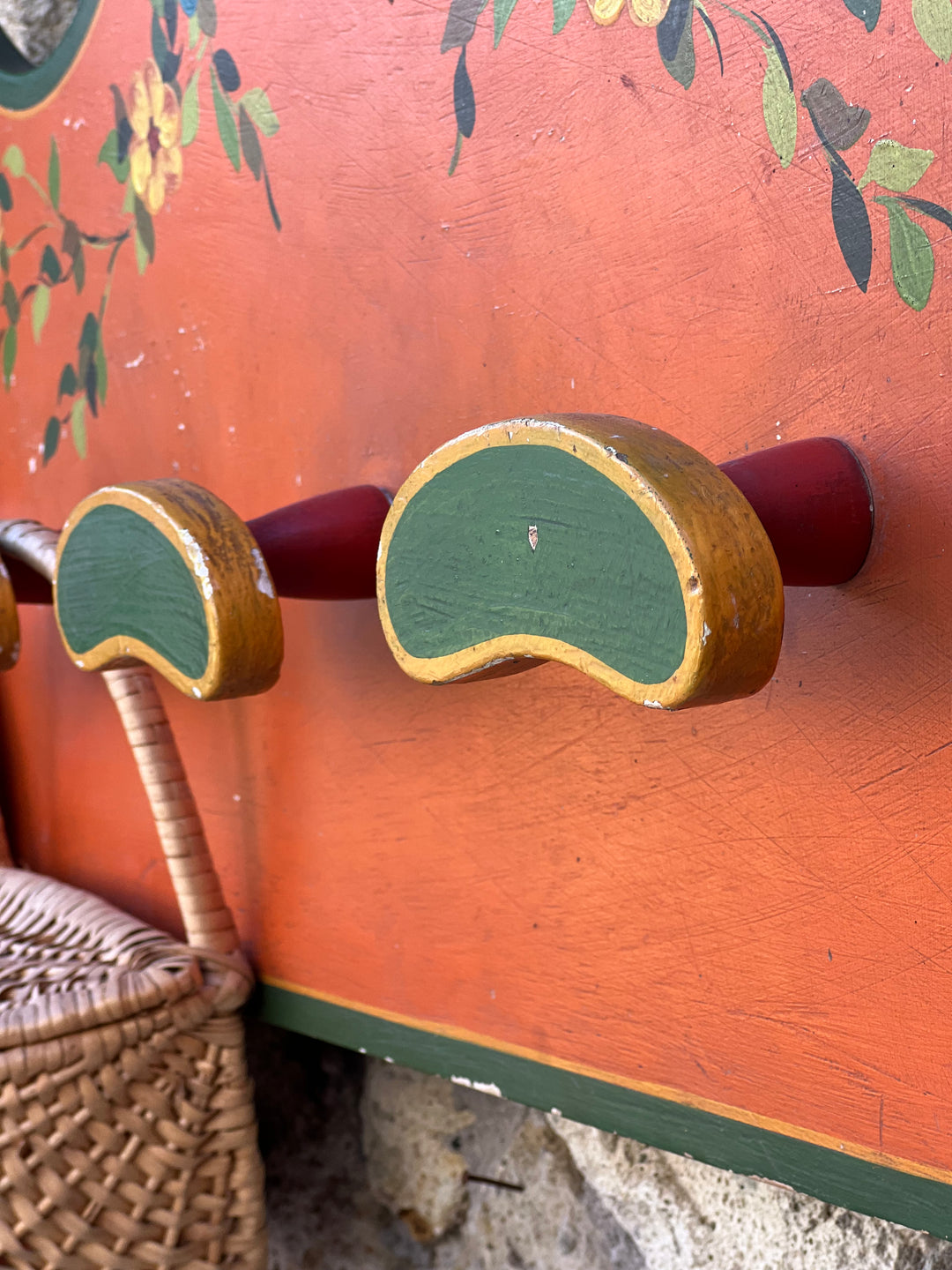 Appendiabiti in Legno Dipinto a Mano – 5 Ganci, Motivo Floreale Folk
