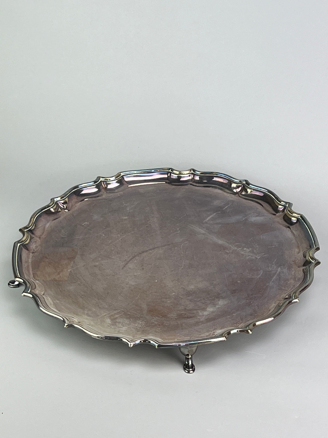 Vassoio rialzato vintage in metallo silverplated con bordo sagomato e piedini