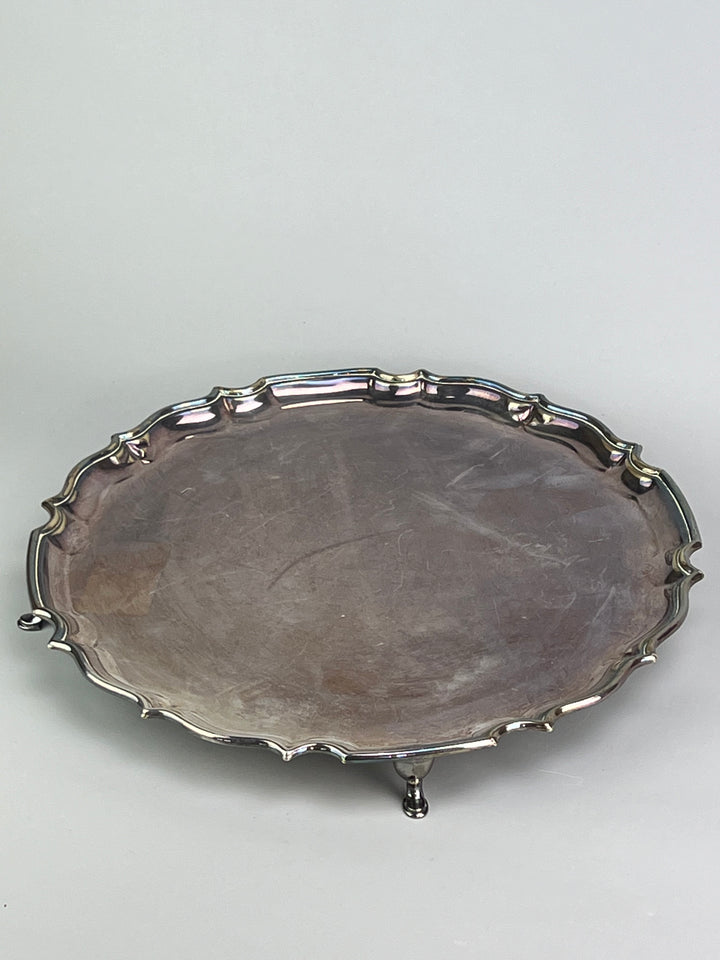 Vassoio rialzato vintage in metallo silverplated con bordo sagomato e piedini
