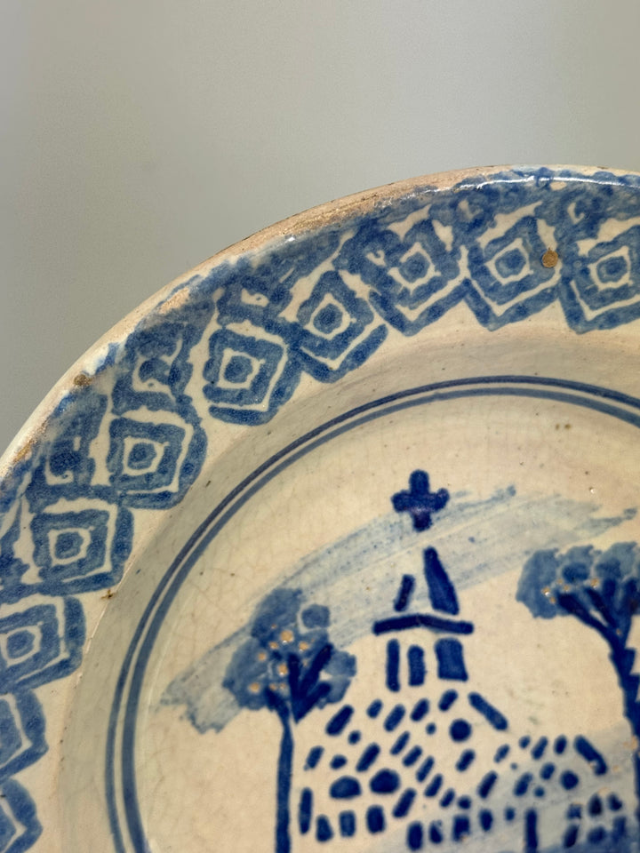 Piatto in maiolica decorata in blu produzione popolare italiana