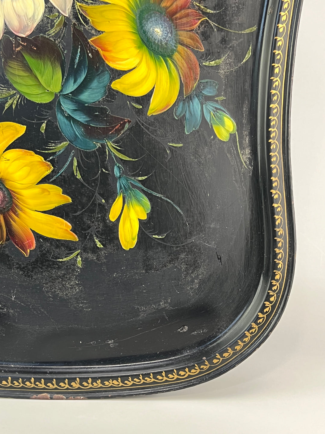Vassoio decorativo russo nero dipinto a mano con fiori